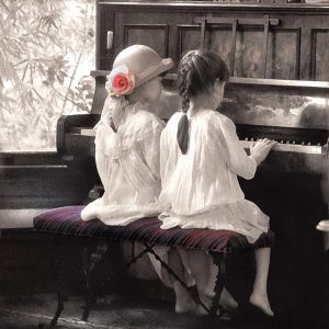 SG1726 girls children playing piano music