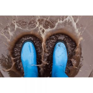 SG2053 blue wellies splashing mud puddle