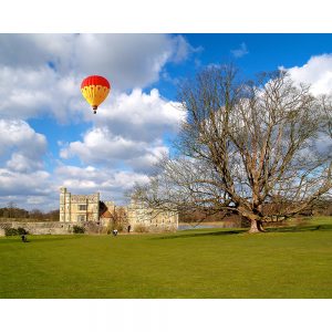 SG2078 leeds castle sunny sky england balloon