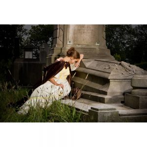 SG2567 woman victorian dress mourning tomb