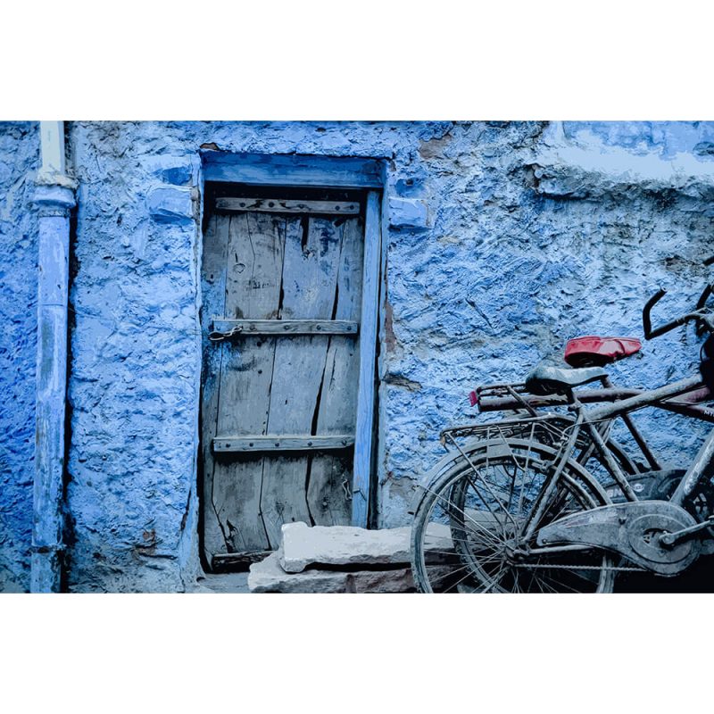 TM1572 bicycles wooden door blue