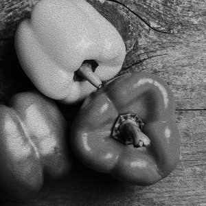 TM1872 peppers on wood background mono