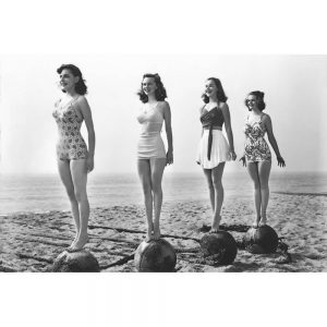 TM2221 vintage photo beach girls mono