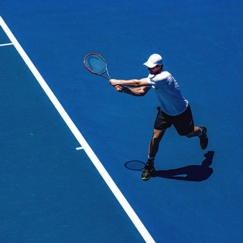 TM2847 tennis player blue court