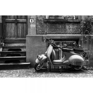 TM2942 classic scooter cobbled street mono