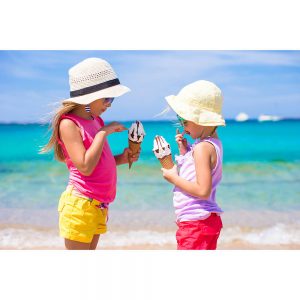 SG2835 happy children eating ice cream summer beach