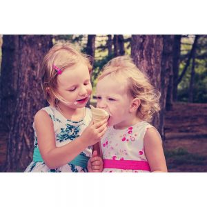 SG2852 children girls sisters eating ice cream summer park