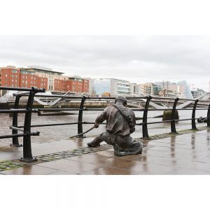 SG3018 linesman statue bank river liffey financial district dublin ireland